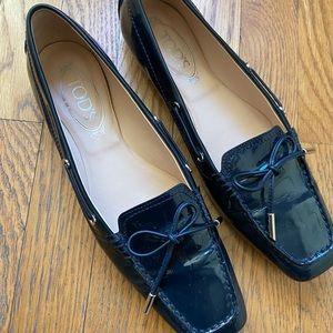 Original loafers by Tod’s in dark blue patent leather.